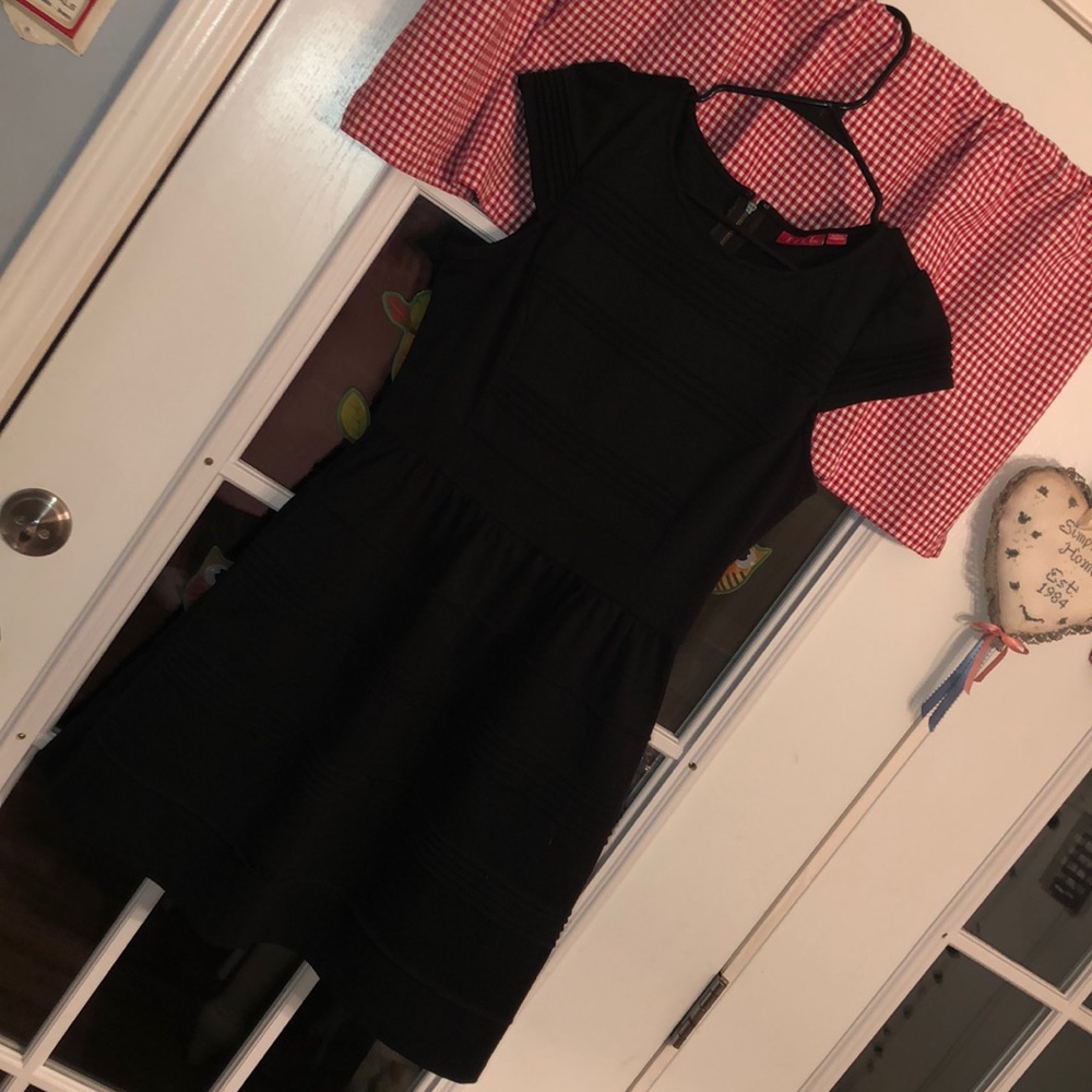 Elle | Little Black Dress